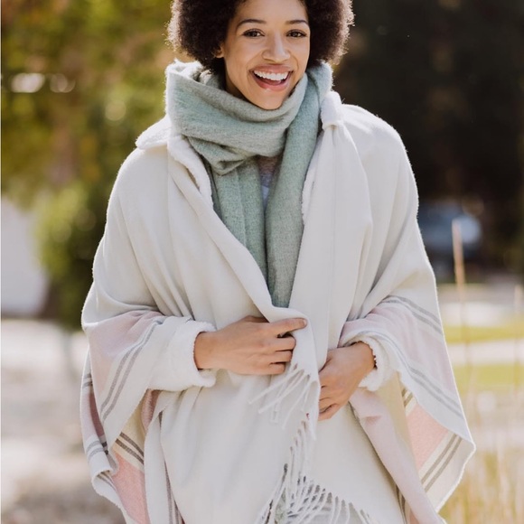 Poncho - Picture 3 of 5